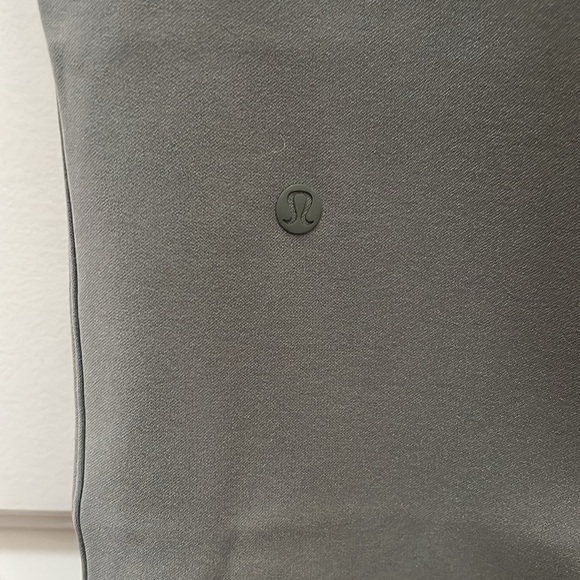 Lululemon On the Fly Crop Woven 23” NWOT - Picture 4 of 5